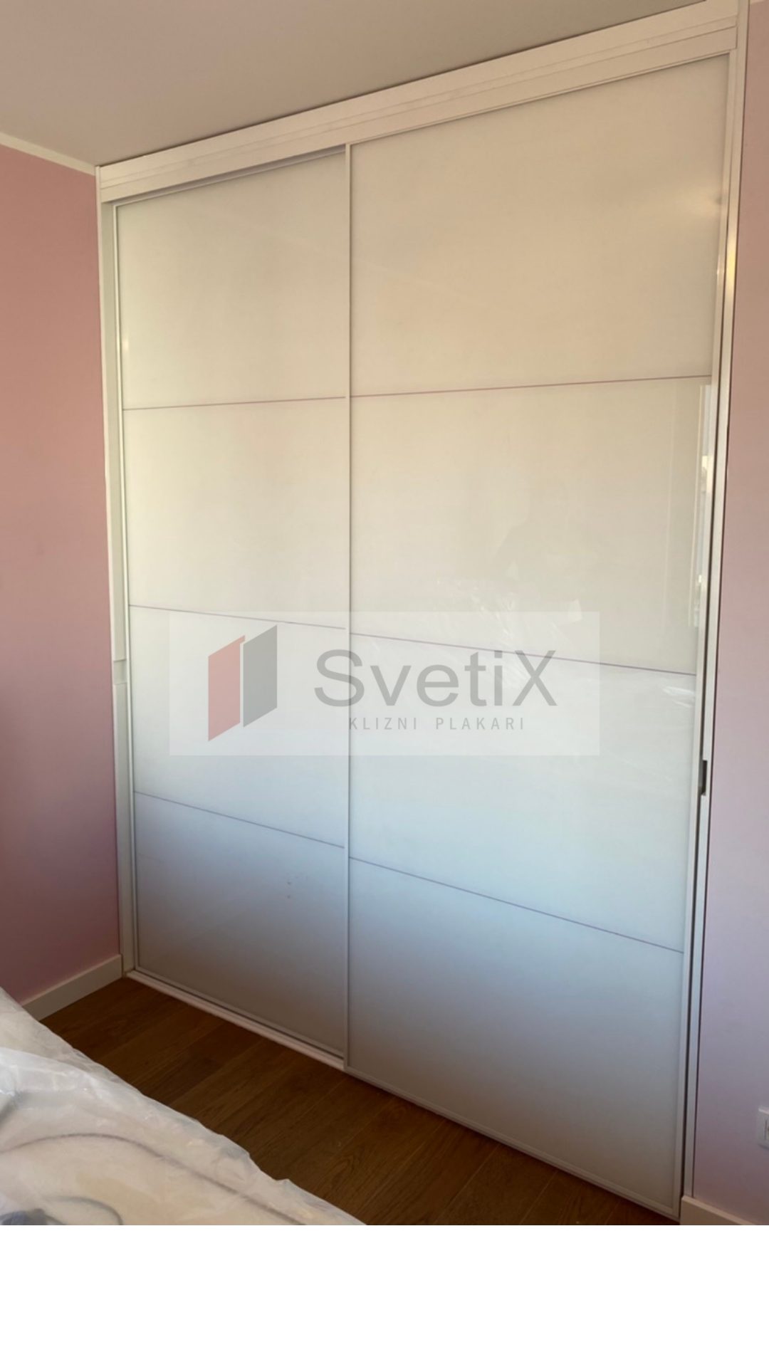 Klizni plakar SVETIX - klizna vrata SVETIX S17 u beloj boji sa belimlacobelom sa peskirnim linijama u sivoj boji - Farbani medijapan sa urezom za lamo otvaranje 
