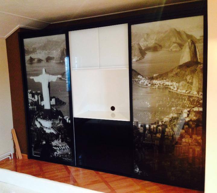 Američki plakar - Klizna vrata u crnoj boji od stakla sa printanom folijom RIO i sa otvorom za TV