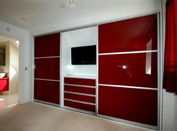 Američki plakar - Klizna vrata od crvenog univera sa razdelnim lajsnamai prostorom za TV