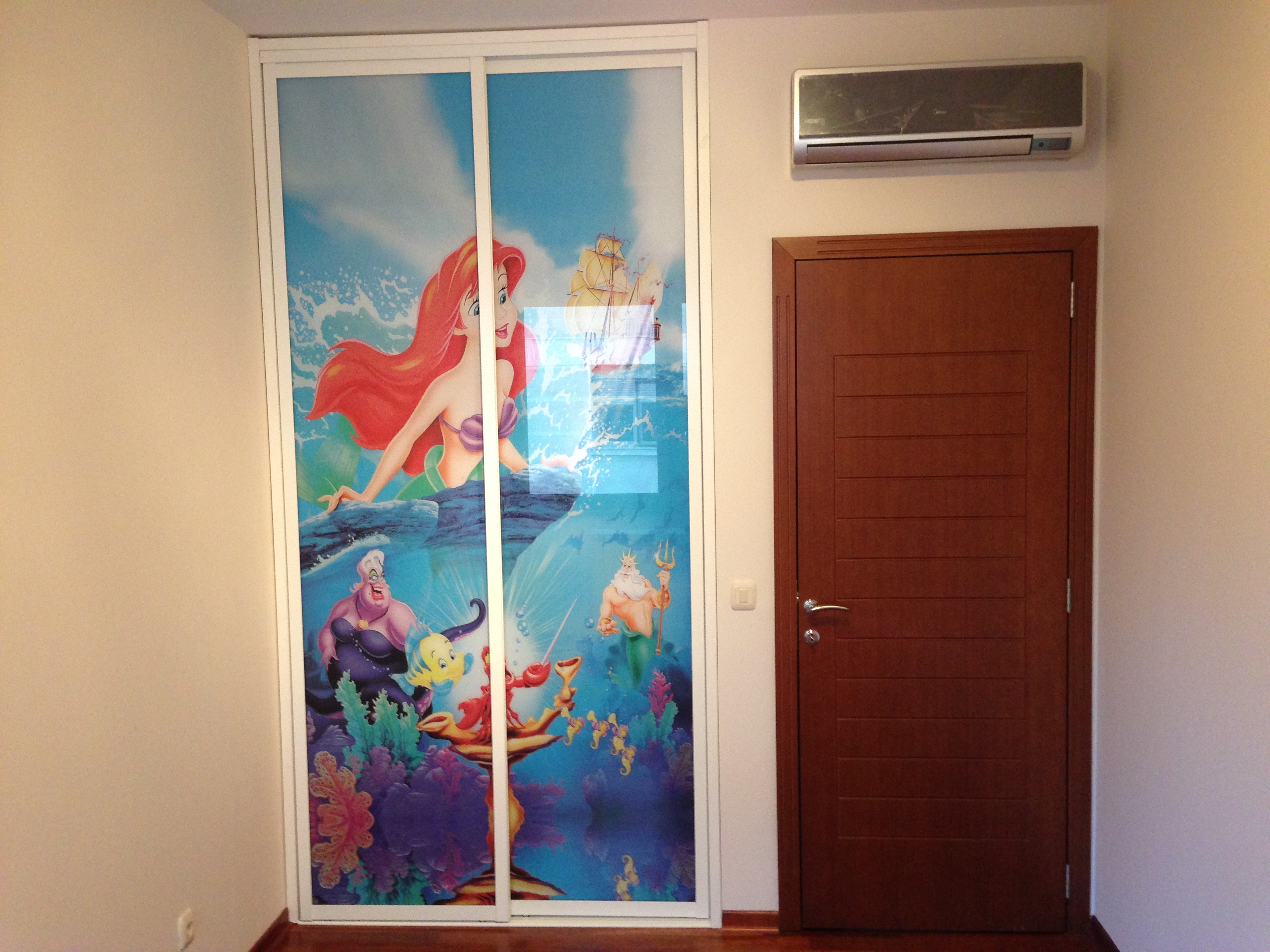 Američki plakar  - Klizna vrata u beloj boji sa printanom folijom - dečiji motiv Mala Sirena.JPG