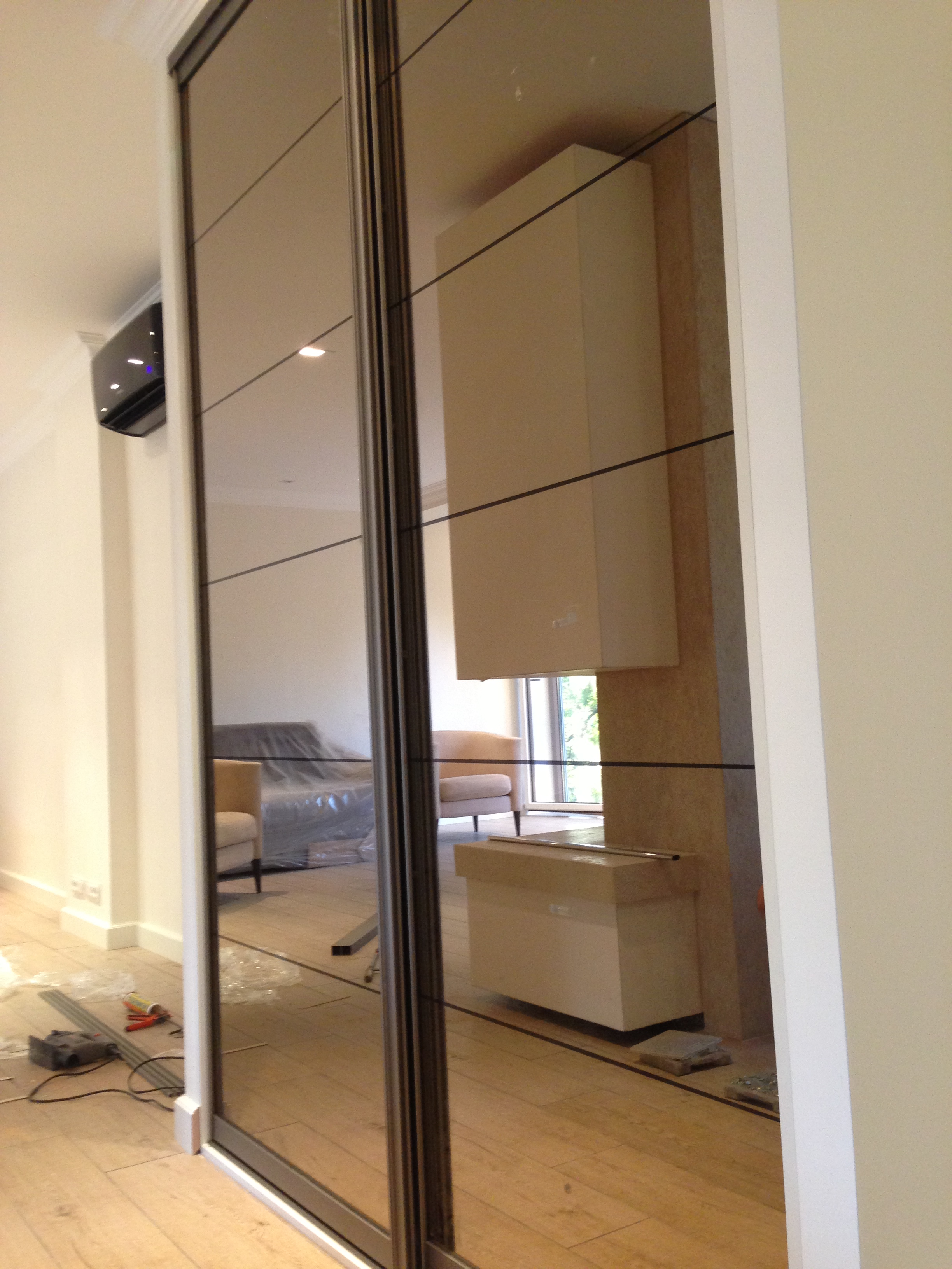 Američki plakar  - Klizna vrata sa bronzanim ogledalom i gravirnim linijama 1.JPG