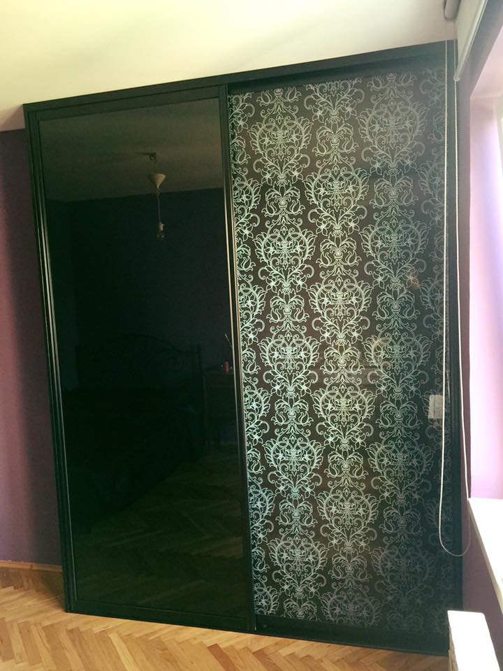 Američki plakar  - Klizna vrata u crnoj boji od crnog ogledala i sa printanom folijom