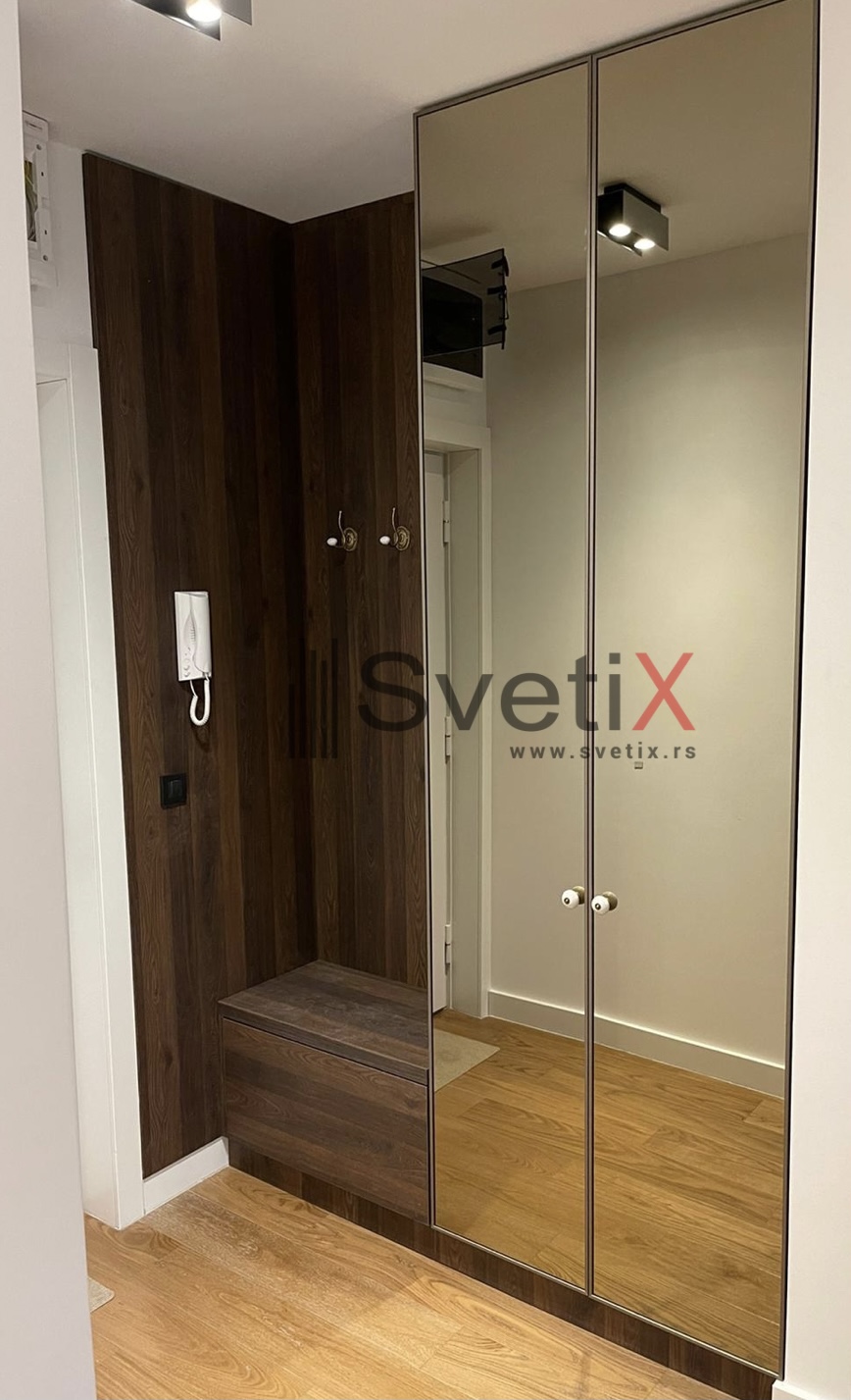 Plakar SVETIX - Al ramovi Svetix u sampanj boji od bronzanog ogledala - idealno reÅ¡enje za hodnike gde nema prostora za klizna vrata