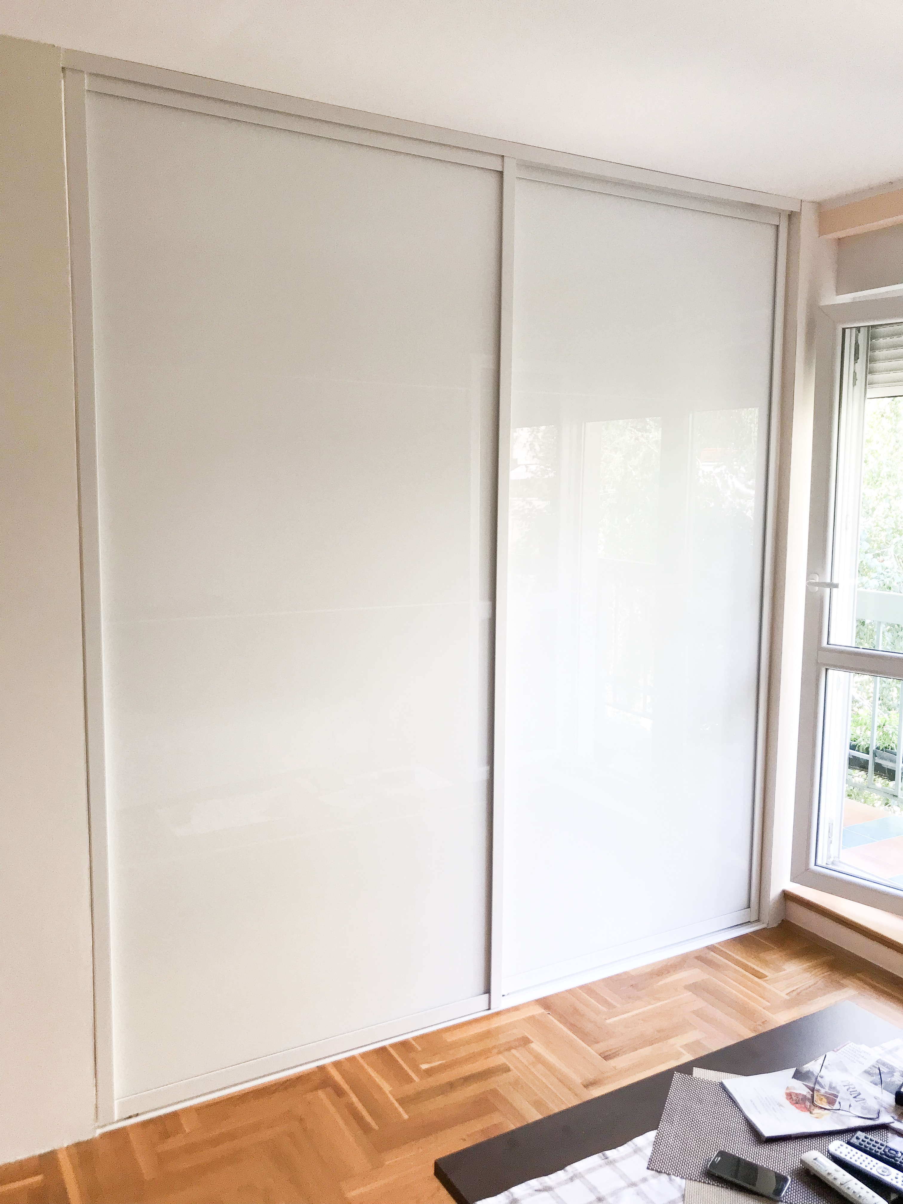 Klizna vrata - klizna pregradna vrata SVETIX u beloj boji od belog farbanih stakla sa diskretnim dekorativnim linijama