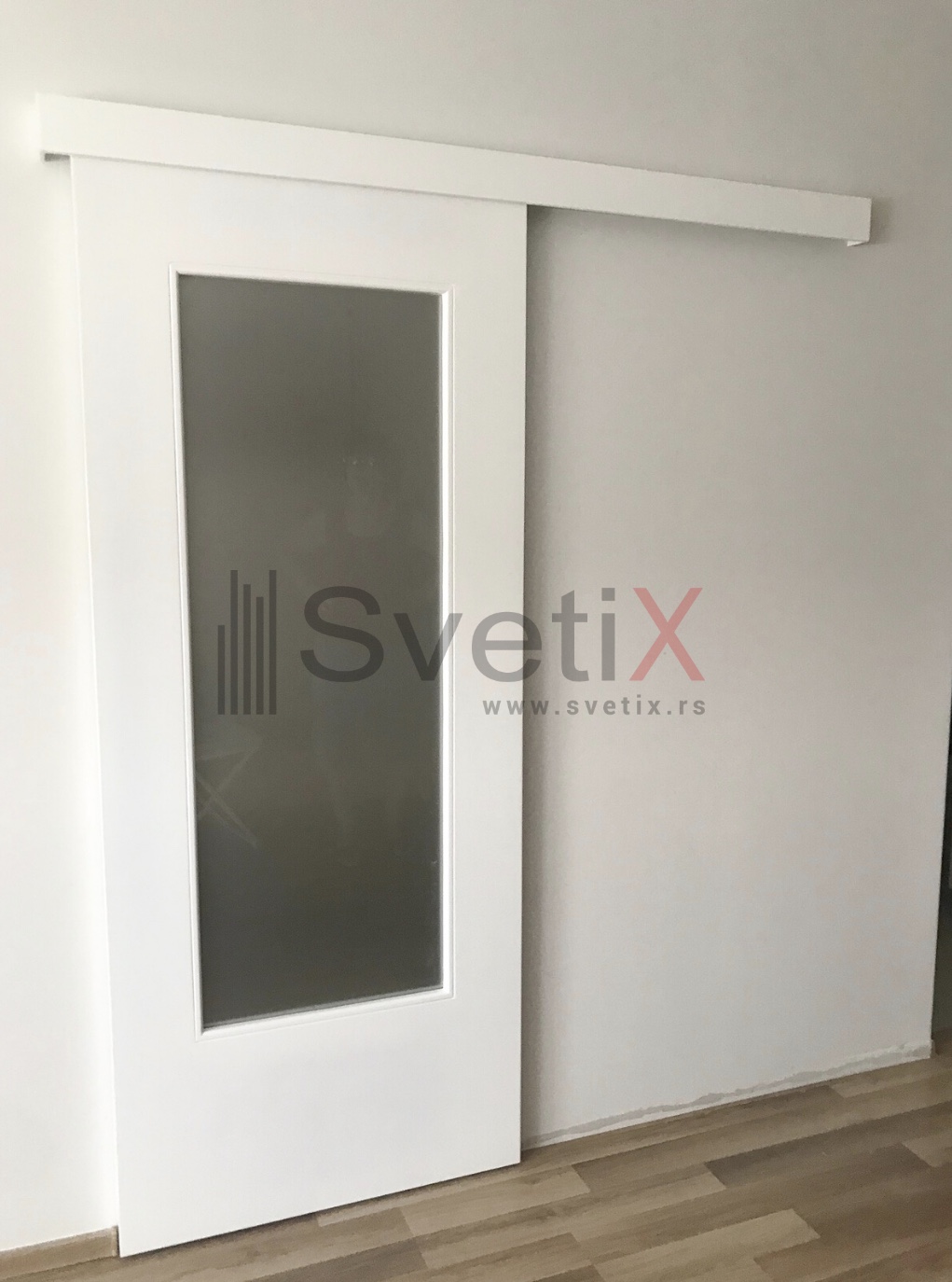 Klizna vrata SVETIX - Pregradna klizna vrata - farbani medijapan sa peskirnim staklom - klizni sistem SVETIX SV50 