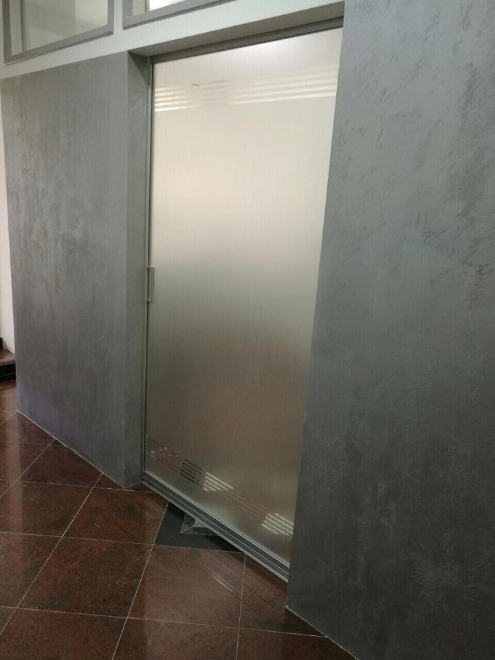 Pregradna klizna vrata u al sivoj od stakla sa peskirnom folijom i transparentnim linijama - unutra[nja strana