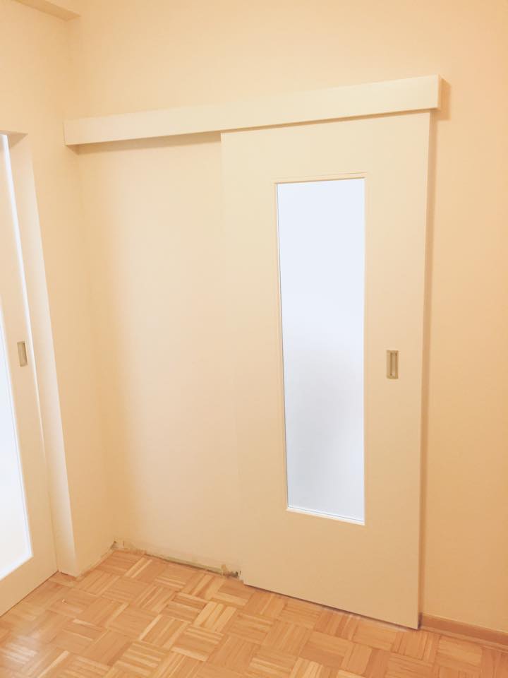 Pregradna klizna sobna vrata od farbanog medijapana sa staklom sa peskirnom folijom