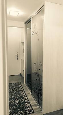 Američki plakar - Klizna vrata u beloj boji od ekstraclir stakla sa printanom folijom floral i sivoj boji ogledala