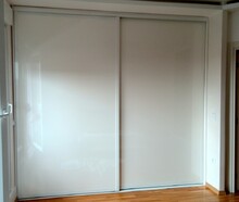 Američki plakar - Klizna vrata u beloj boji sa belim farbanim staklom ekstra clir