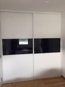 Američki plakar  - Klizna vrata u beloj boji od univera i crnoog ogledala