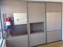 Američki plakar - Klizna vrata od univera, bronzanim ogledalom i sa otvorom za TV 1