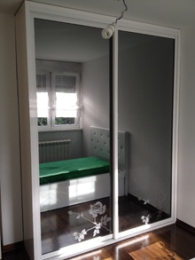 Američki plakar  - Klizna vrata u beloj boji od grafitnog ogledala sa peskiranjem po motivu.JPG