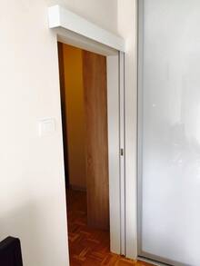 Pregradna klizna sobna vrata od farbanog medijapana sa staklom sa peskirnom folijom sa rucicom za povlačenje