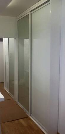 Pregradna klizna vrata u beloj boji od ogledala sa peskirnim linijama