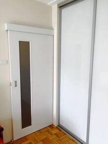 Pregradna klizna sobna vrata od farbanog medijapana sa staklom sa peskirnom folijom sa rucicom